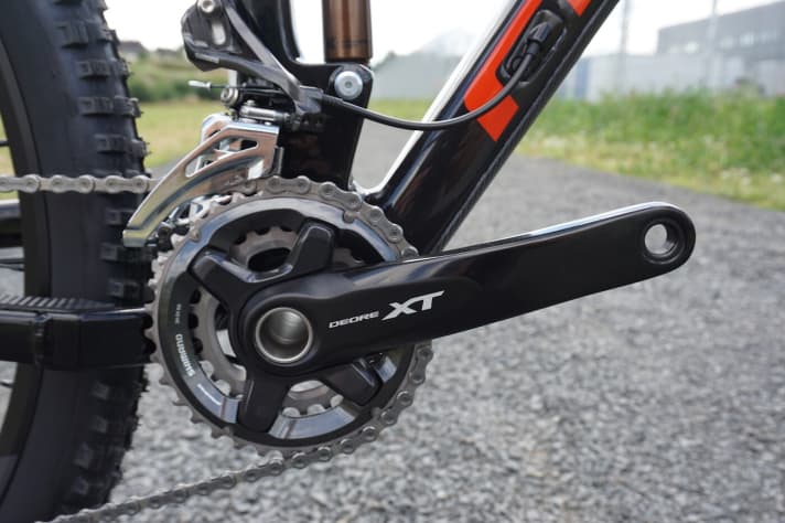   For the Stereo 120, Cube relies exclusively on 2x11 drivetrains from Shimano due to the wider gear range. Here is the double XT crank of the Stereo 120 HPC SL.