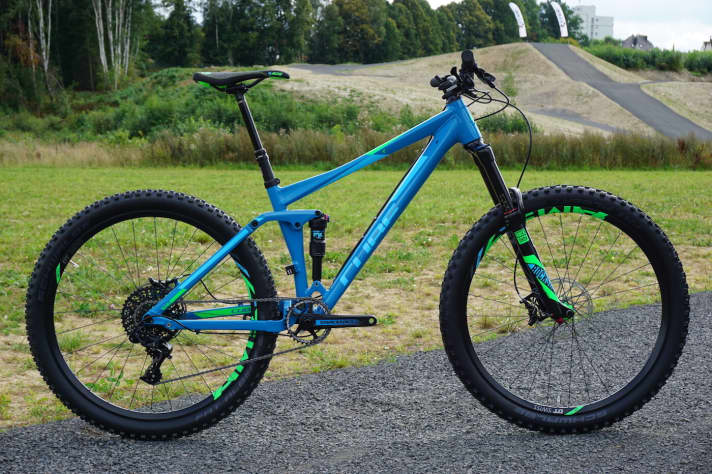   The frame of the Cube Stereo 140 27.5 remains unchanged in both the aluminium (HPA) and carbon (C:68/62) versions. A total of three aluminium and three carbon models will be available in 2017 for between €2299 and €5999. The picture shows the Cube Stereo 140 HP SL 27.5 for 2999 euros.