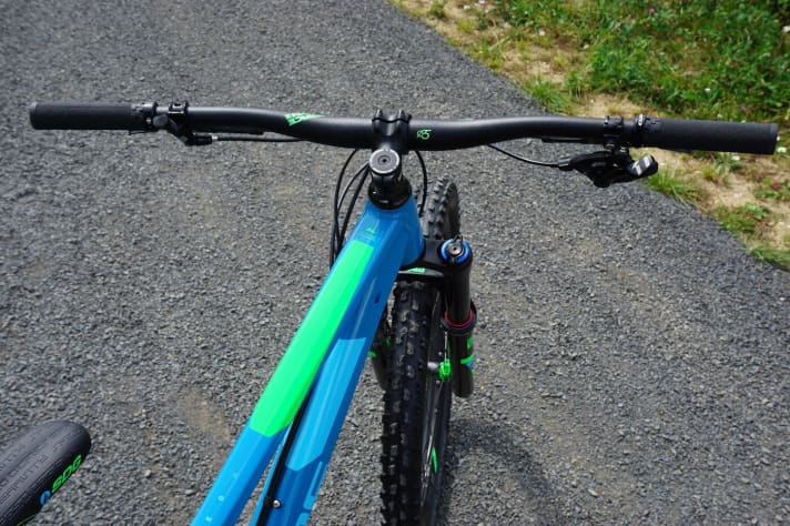   On the 140 Cube Stereo 2017, Schwalbe's Fat Albert tyres, wide handlebars and a short stem ensure safety, control and fun on the descents.