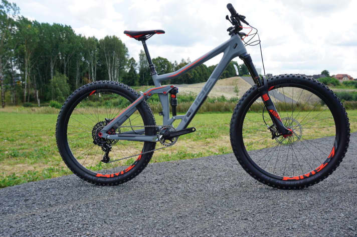   In addition to the Stereo 140 with 27.5-inch wheels, Cube still has a 29-inch version in its programme. The Stereo 140 29 is available in three model variants between 2799 and 5999 euros, exclusively with a carbon frame.