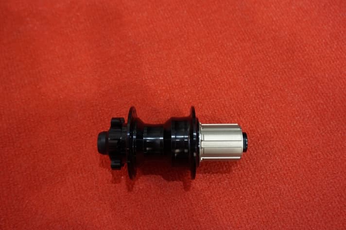   The Kappstein hub has a clamping roller freewheel that engages immediately when pedalling.