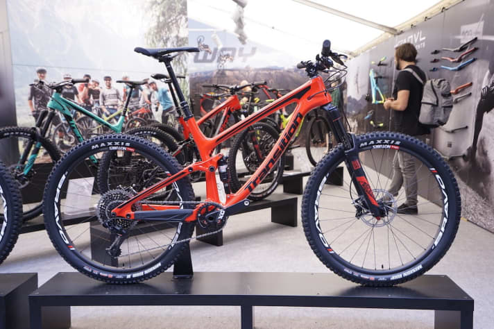   The carbon frame is available in red and grey. Three different bodies with carbon chassis can be purchased from the Scout from 5100 dollars.