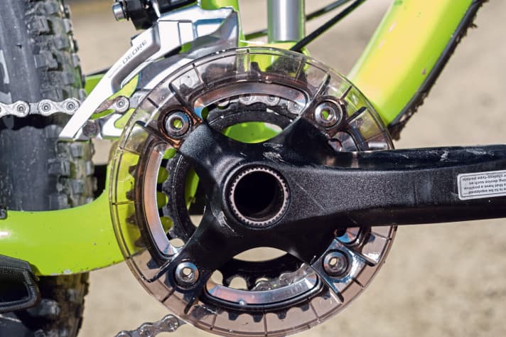 Das Zweifach-Kettenblatt sorgt am Trek Fuel EX Jr für Effizienz auf Touren. Ein Kunststoffring verhindert das Abspringen der Kette.