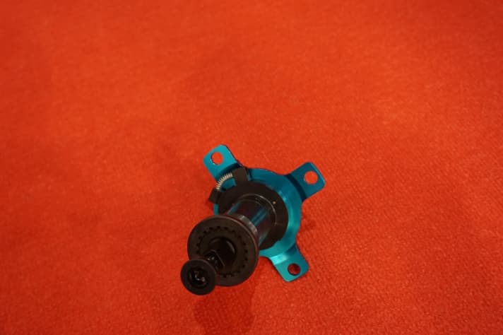   The gears are changed either with a separate gear lever or, as with this variant, by briefly stepping back.