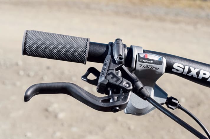 Small grips for small hands. The brakes on the Propain Frechdax are very smooth-running.