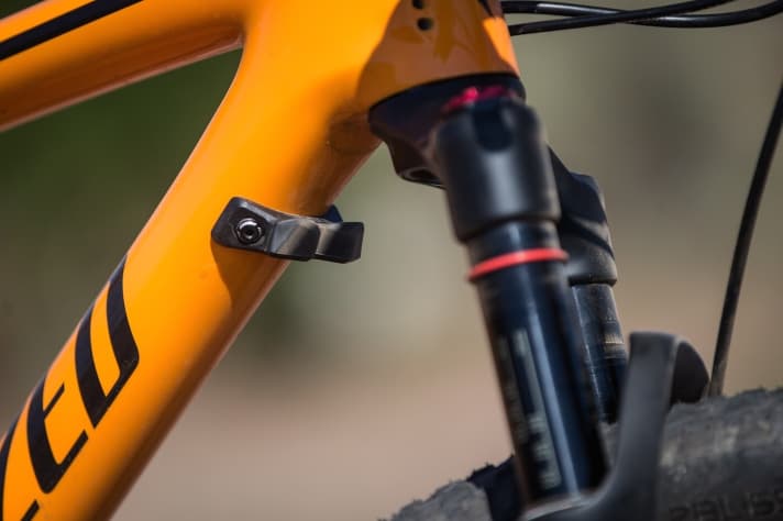   The steering stop limiter on the down tube: a look that takes some getting used to, but effective protection against brake levers hitting the top tube.