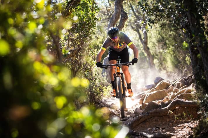   Blocky, rough trails on the Côte d'Azur: terrain where the Epic HT feels at home and is fast.