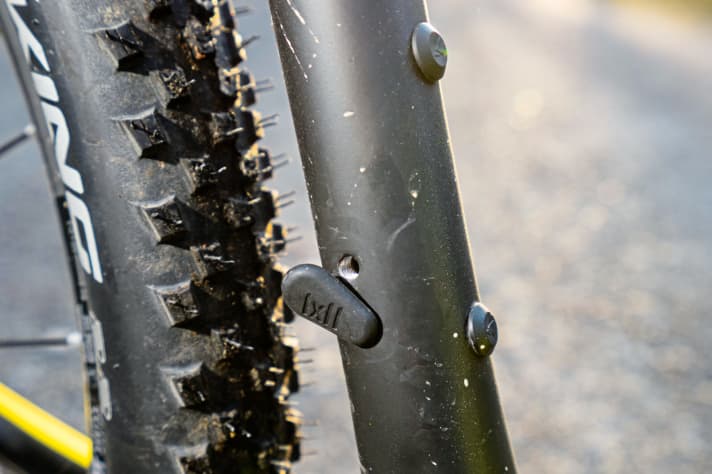   Derailleur base: The derailleur bolt also serves to secure the derailleur base. This saves an additional bolt. There are also no factory-fitted bottle cage bolts.
