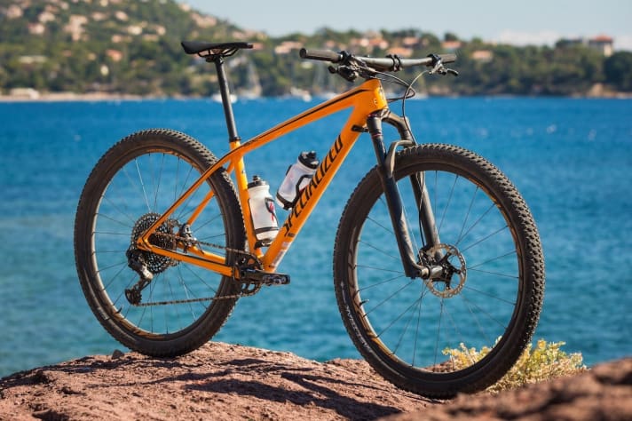   Unser Testbike: das Specialized Epic HT Pro Carbon World Cup in orange. Leider soll in Deutschland nur die mattschwarze Version erhältlich sein.