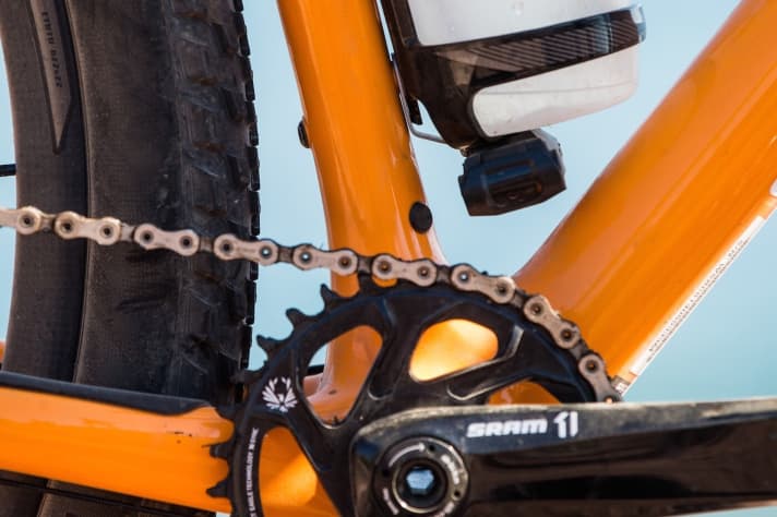   Wer das Epic Ht mit Einfach-Antrieb fährt, kann auf den Adapter zur Umwerfermontage verzichten. Auch für eine Variostütze mit interner Zuganlenkung ist das Race-Hardtail vorbereitet.