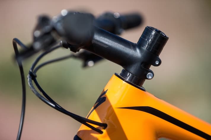   Die flache Steuersatz-Endkappe und ein kurzes Steuerrohr machen den Weg frei für ein tiefes Cockpit.