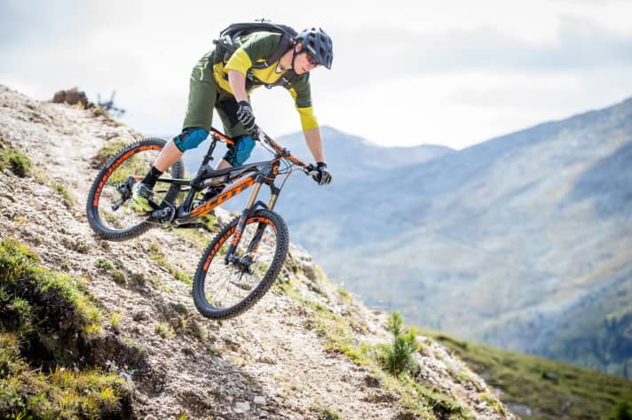   Only a well-tuned suspension makes a good bike a very good one. If the factory set-up is not enough for you, you can do it yourself and adjust the air chamber volume, for example.
