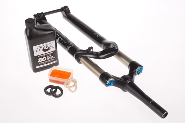   Every major fork manufacturer offers its own lubricant. Fox has developed the high-quality Gold Oil for this purpose.