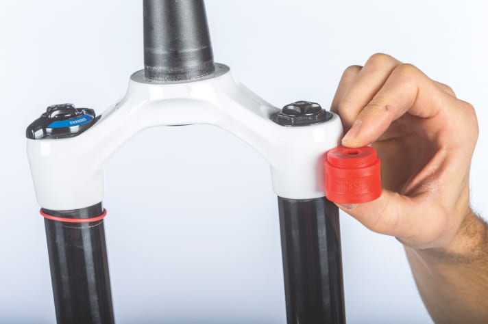   With the small plastic spacers (in the picture a fork from Rock Shox) you can easily and effectively tune the progression of modern forks and shocks.