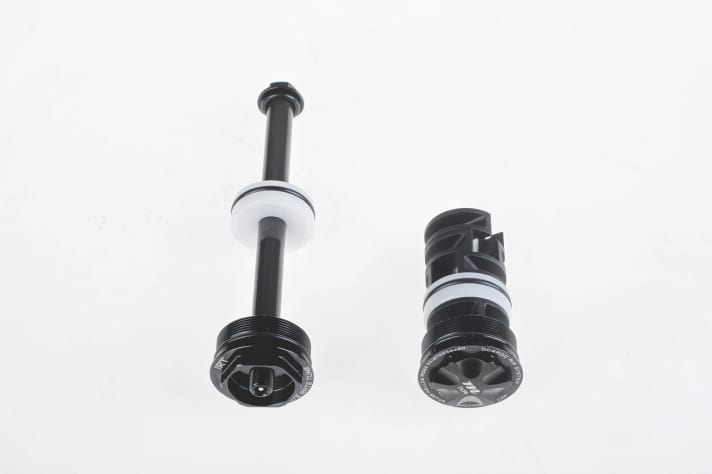   Special case Manitou: On the left, the IRT kit, with which you can fine-tune the spring characteristic curve in the middle spring travel. On the right, the IVA system, which is available for Mattoc and Dorado forks. To achieve different spring characteristics, you have to change the spacers on the IVA system.