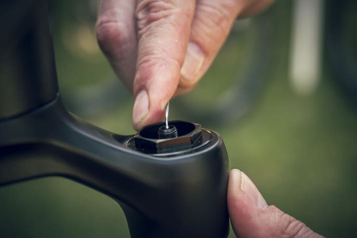   Den gesamten Luftdruck in der Gabel ablassen. Dabei die Gabel mehrfach zusammendrücken und erneut Luft ablassen.
