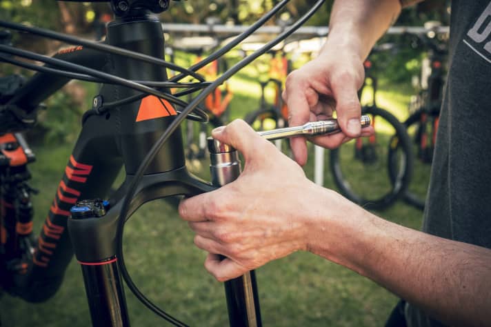   Unscrew the pressure cover using the appropriate hexagon socket, here 24 mm.