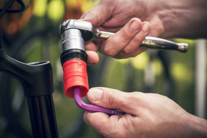   For an optimum fit, screw in the tokens hand-tight and tighten lightly with a 6 mm Allen key. Depending on the fork model, a maximum of 4-6 tokens can be screwed together. However, more than two are rarely necessary.