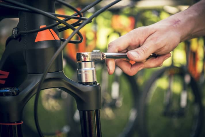   The modified pressure cap is then carefully screwed back on (keep the fine thread free of lint, otherwise there is a risk of gradual air loss) and tightened to 28 Nm. Bring back up to operating pressure and you're done.