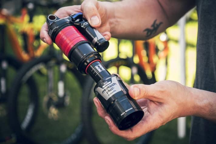   The maximum number of spacers is reached when the rear space is completely filled up to the constriction. However, this rarely makes sense. A few spacer rings are usually sufficient. Once the spacers have been pulled out, the outer sleeve can be pushed back on as far as it will go and secured with the black O-ring. Here, too, it is essential to avoid soiling.