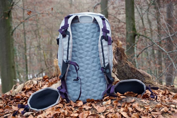 The height of the chest strap can be adjusted using hooks. The hip pockets can also be integrated into the hip belt.