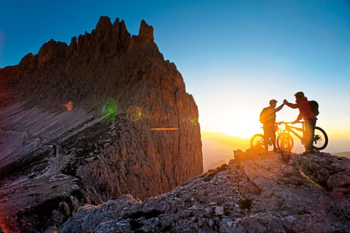   Erfolg feiern:  High Five, Yeehaw-Jauchzer und die ganz Unausgelasteten reißen sogar noch ihr Bike über den Kopf – wann haben Sie solche Erfolgserlebnisse im Büro gehabt?