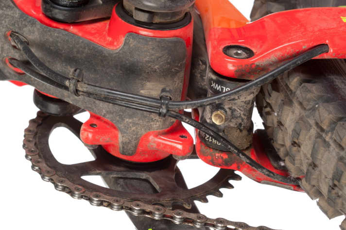   Thanks to a grease nipple, the large bearings of the lower rocker can be easily greased.