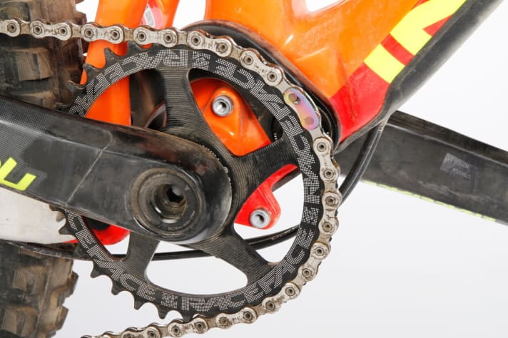   The Tracer has been optimised for single drivetrains. A chain guide can be retrofitted via the ISCG mount.