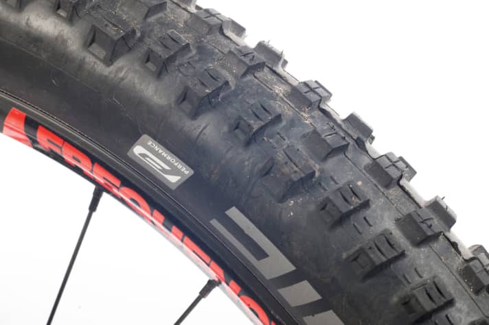   - Cannondale: Great bike, wrong tyre choice. The performance compound of the Schwalbe tyres shows weaknesses on wet terrain. Slippery as on black ice.