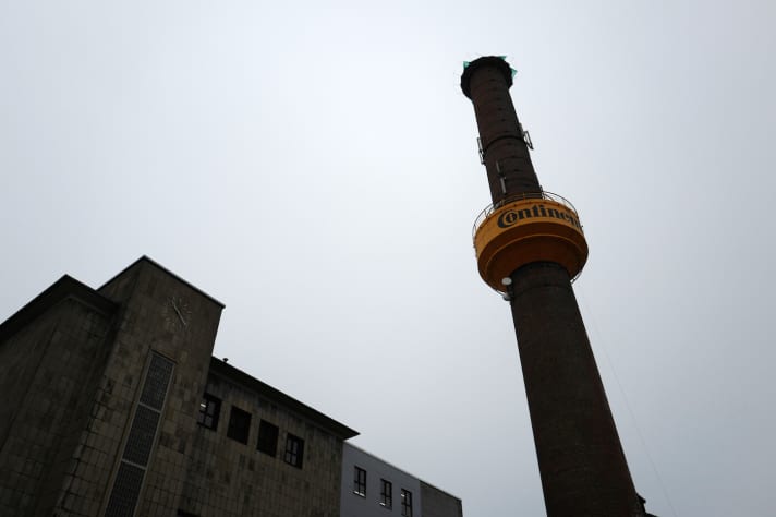   Other towns have a castle in their coat of arms, or an eagle. Korbach's emblem is said to be the old Conti chimney. The antique furnace is part of the old boiler house, where the heat for the vulcanising presses was produced for decades. The yellow "chimney belly" is a water tank. Today, Continental operates a waste incineration plant together with the city of Korbach. In order to utilise the heat as effectively as possible, work is carried out in a three-shift system.