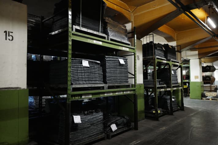   Wie Auslegware in einem Teppichgroßhandel lagern die Rohgummimatten in den Schwerlastregalen der soganannten Kalanderhalle. Es ist die Station Nummer zwei nach dem leider geheimen Gebäude 18. Sollte man irgendwann einmal mit der Frage (Quiz!) konfrontiert werden, aus welchen Bestandteilen Reifengummi besteht, dann aufgepasst! Es sind Kautschuk, Ruß, Schwefel, Öle und noch ein paar weitere Kleinigkeiten. "Conti-Reifen sind übrigens vegan", informiert Produkt-Manager Moos. Und ja, danach würden manche Kunden tatsächlich fragen. Auch so ein nettes Quiz-Wissen.