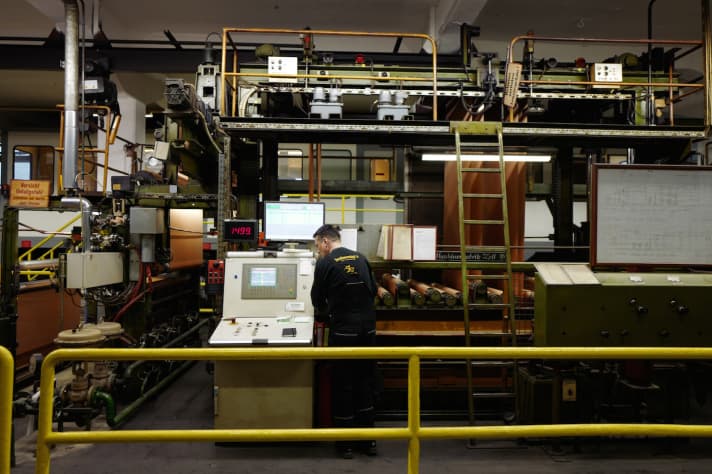   Several employees monitor the work process with eagle eyes. The quality must be 1a. The "Made in Germany" seal of quality is an obligation. Reporter Lesewitz has to be patient. There's nothing for him to do here yet.