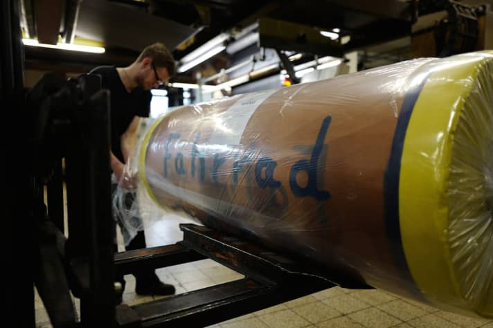   Das Reifenmaterial ist fertig. Also schön penibel zu Ballen aufrollen, beschriften und hoch damit zum Zuschnitt im Stockwerk darüber.