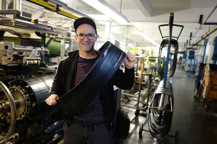   Reporter Lesewitz mit seinem Werk! In jedem Conti-Reifen klebt übrigens eine Nummer, die nachvollziehbar macht, wer den Reifen gefertigt hat. Im Fall von Lesewitz ist es die 666. Kam ihm gerade irgendwie in den Sinn. Wahrscheinlich, weil er auf der Zugfahrt nach Korbach das legendäre 1982er Iron Maiden-Albem gehört hat: "666! The Number of the Beast!" Kenner des Musik-Genres Heavy Metal wissen Bescheid!   