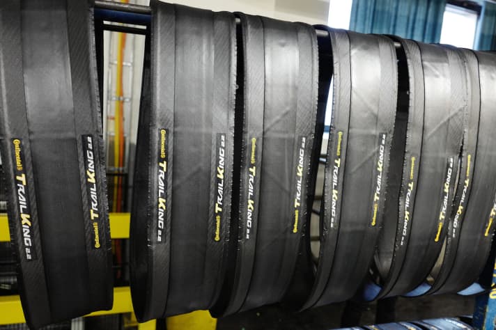   "Hah!", we now hear it screeching from the ranks of impatient readers! "There's still no profile on it! Where are the studs now, hmm?" Just a tiny moment of patience! After gluing, the tyres are still as bald as newborn babies. But they're about to start studding!