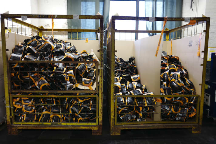   The tyres are packed by hand. It takes some practice to do this perfectly and quickly. Reporter Lesewitz despaired when trying to get the folding right.