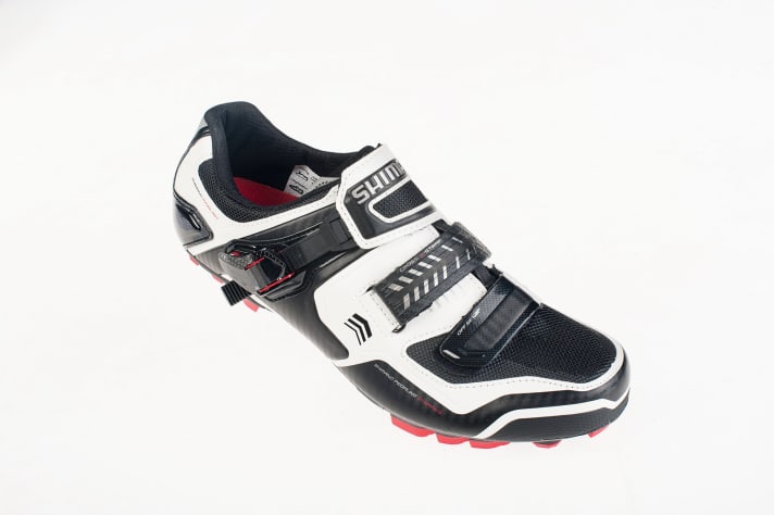   Der beste Verschluss: Die gegenläufigen Klettverschlüsse am Shimano bringen ordentlich Zug auf den Spann und funktionieren im gesamten Testfeld mit Abstand am besten.