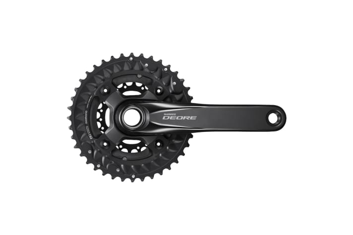  Mit einem kantig-martialischen Design kommen die  Kettenblätter der Dreifach-Kurbel der Shimano Deore daher. Die Abstufung: 40-30-22 Zähne.