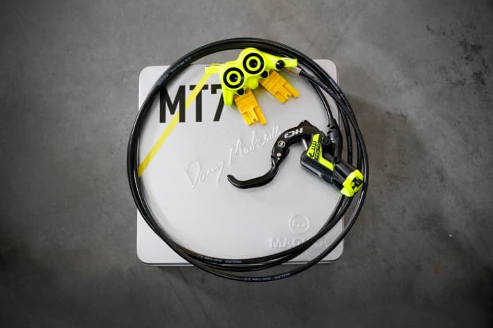   Die jüngsten Hightech-Stopper: die streng limitierte Danny MacAskill Signature-Bremse. Der 4-Kolben-Anker im poppigen Racing Gelb verzögert zuverlässig selbst im steilsten Gelände. Beim komplett neu entwickelten HC3-Hebel lässt sich über den Ratio Adjust das Übersetzungsverhältnis und somit die Dosierbarkeit perfekt einstellen. Soviel Exklusivität hat ihren Preis: schlappe 699 Euro kostet die besondere MTB-Bremse.