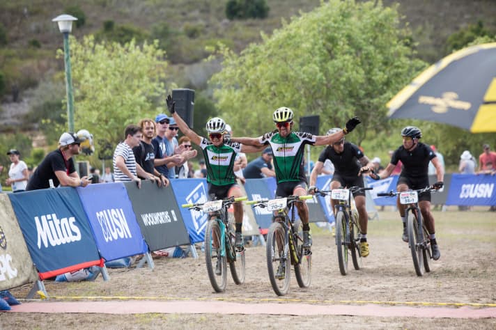   Beim Cape Epic räumten Jenny Rissveds und Thomas Frischknecht richtig ab. Sie dominierten das gesamte Rennen und fuhren zu einem glasklaren Sieg in der Mixed-Wertung.