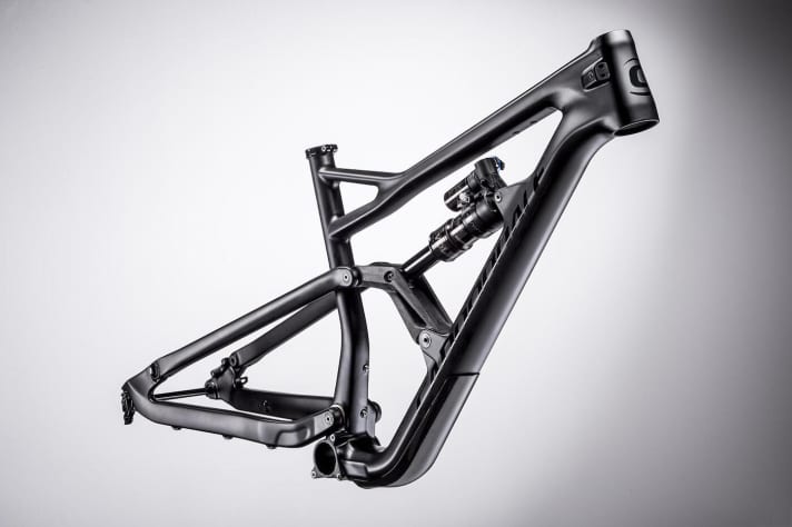   Sophisticated frame protectors on the rear triangle, an ISCG mount for chain guides and space for a bottle cage. At 2300 grams without shock, the 2017 Jekyll frame is not just designed for lightweight construction.