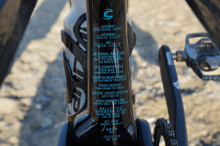   Am Sattelrohr beweist Cannondale Humor. Der Kommentar „front and rear wheel for perfect traction“ lockert die Aufzählung der Verkaufsargumente etwas auf.