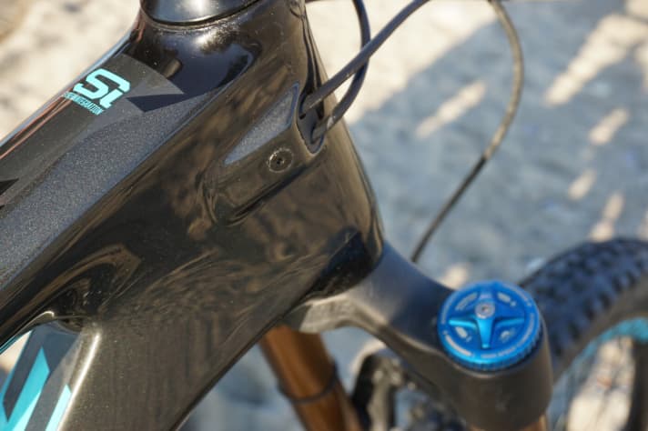   Cables routed internally throughout not only ensure a clean look, but also longer maintenance intervals. The clamps on the head tube and bottom bracket prevent annoying rattling.