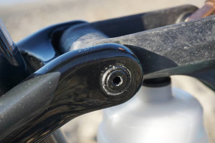   The bolts on the rear triangle are secured with a special expanding axle. This prevents the rear triangle from loosening.