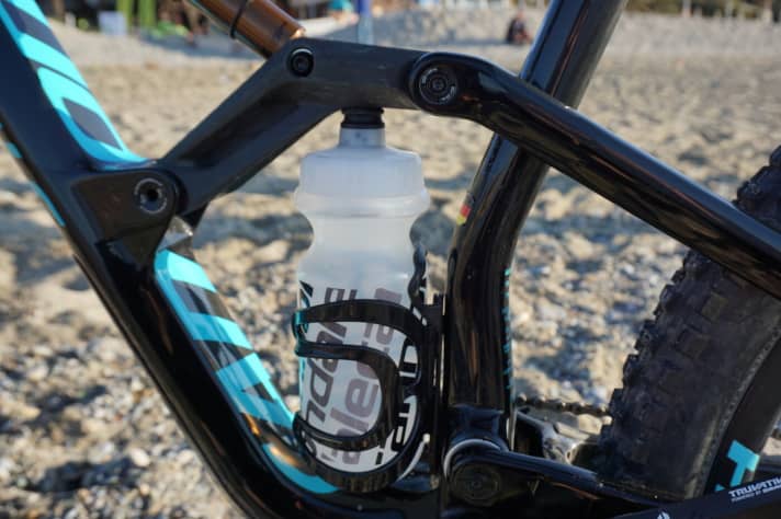   A medium-sized water bottle fits in bikes with frame size L.