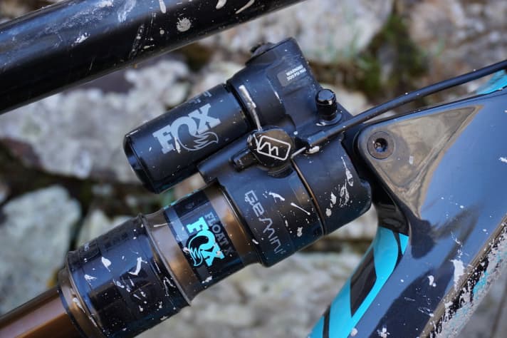   The Gemini system is activated from the handlebars via the conventional Fox lockout lever and changes the characteristics of the shock. The reduced sag also changes the geometry.