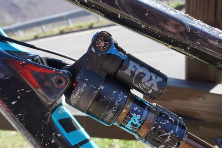   The conventional platform lever of the Fox shocks also remains.