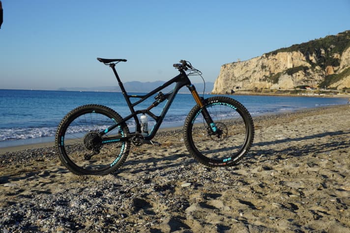   We were able to ride the top model for 7749 euros in Finale Ligure. The Cannondale Jekyll 1 weighs 12.8 kilos without pedals.
