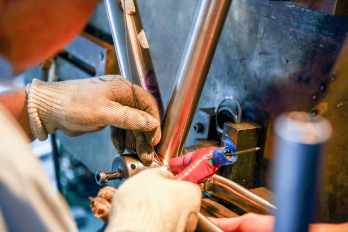   There are many excellent standard bikes, but I still prefer customised bikes. If you add up all the tours you do over the years, you spend whole months on your bike. I want to decide every detail myself. The Dutch from Pilot Cycles make this possible. They may have the welding needles glowing in the Far East, but they still realise even the smallest customer request. Geometry, type of bottom bracket housing, cable routing, everything. The frames are made of titanium, the best material for a bike in my opinion. Robust, timeless and 100 per cent scratch-resistant. What's more, every gram of titanium that is turned into mountain bikes can no longer be used by the defence industry. So it's also a tiny contribution to world peace.