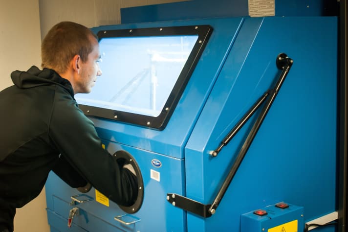   The decoration is applied to the titanium surface by sandblasting. All the finishing work is carried out at Pilot Cycles in Holland. Special decor requests are possible without any problems.